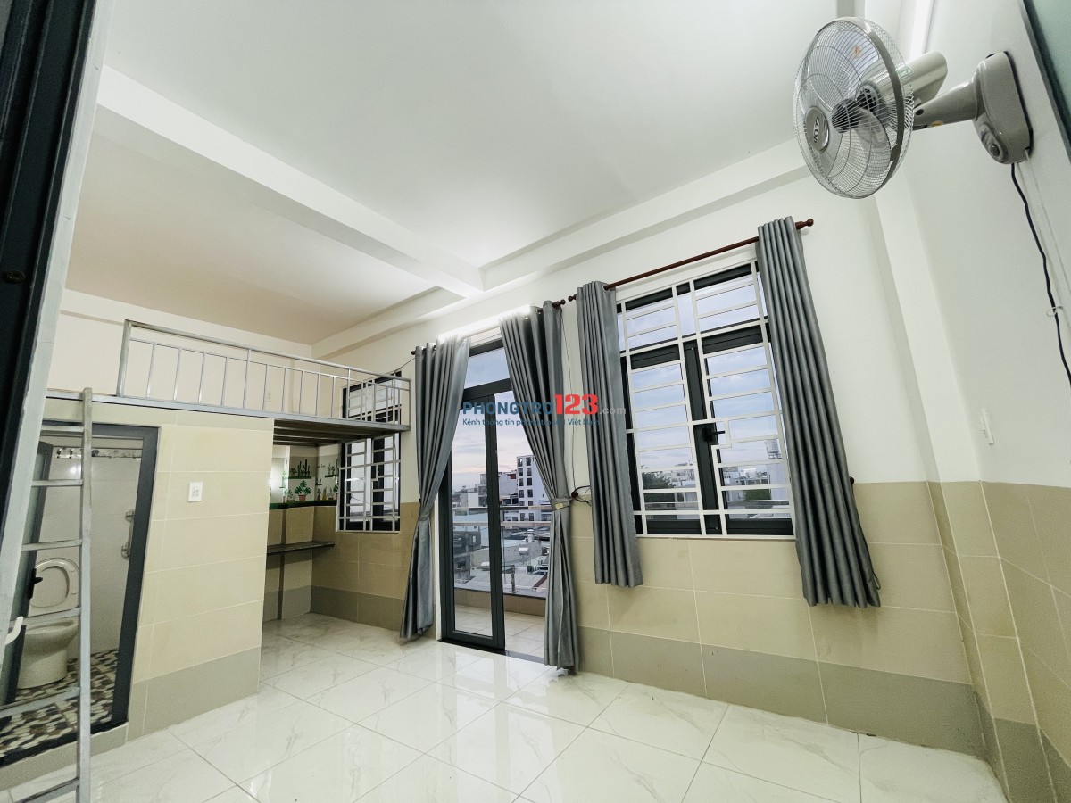 Phòng Ban Công Duplex gác cao - có máy lanh, thang máy, khoá vân tay