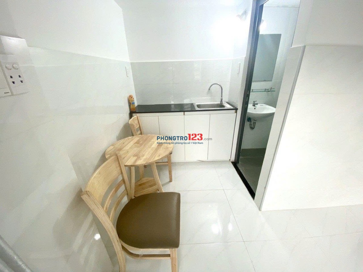 Cho thuê căn duplex có ban công siêu rộng tại Văn Chung kế Etown.