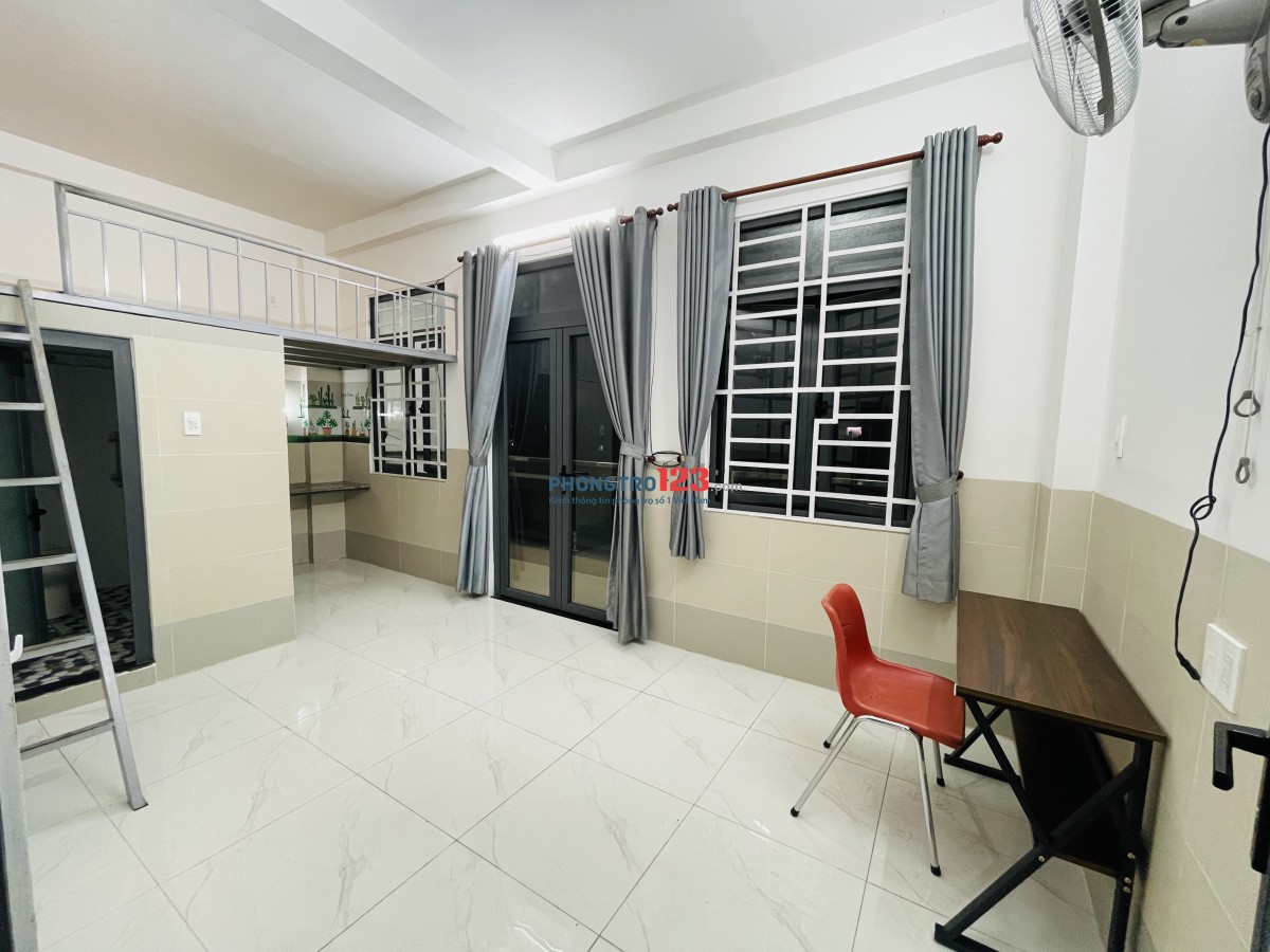 Phòng Ban Công Duplex gác cao - có máy lanh, thang máy, khoá vân tay