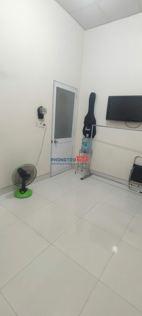 Phòng máy lạnh, phòng thường giá tốt Q12