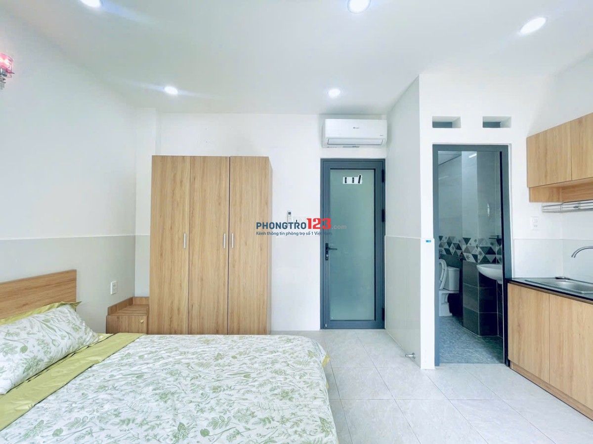 PHÒNG MỚI XÂY FULL NỘI THẤT CÓ BAN CÔNG LỚN NẰM NGAY THÍCH QUÃNG ĐỨC,PHÚ NHUẬN