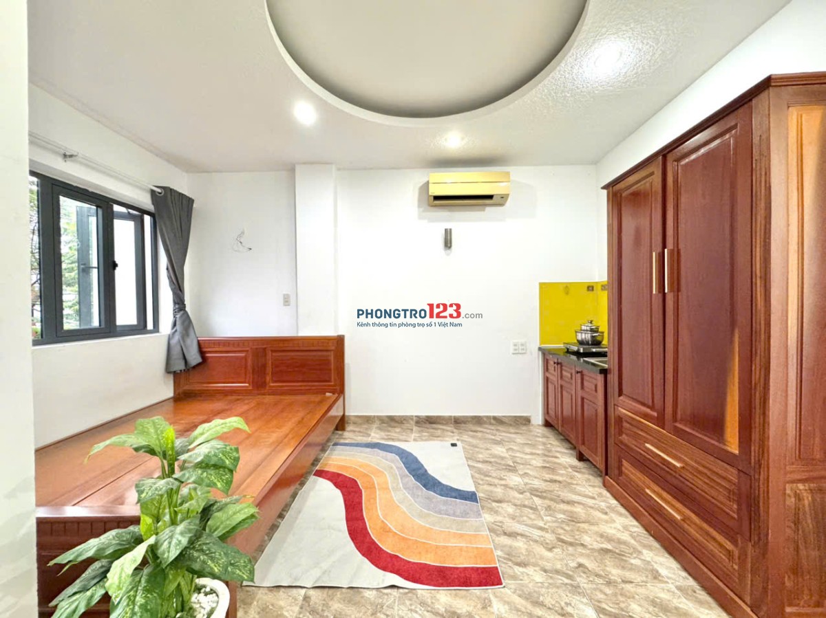 Phòng Ban Công Thoáng Mát Ngay Chợ Tân Sơn Nhất - Giá Hấp Dẫn