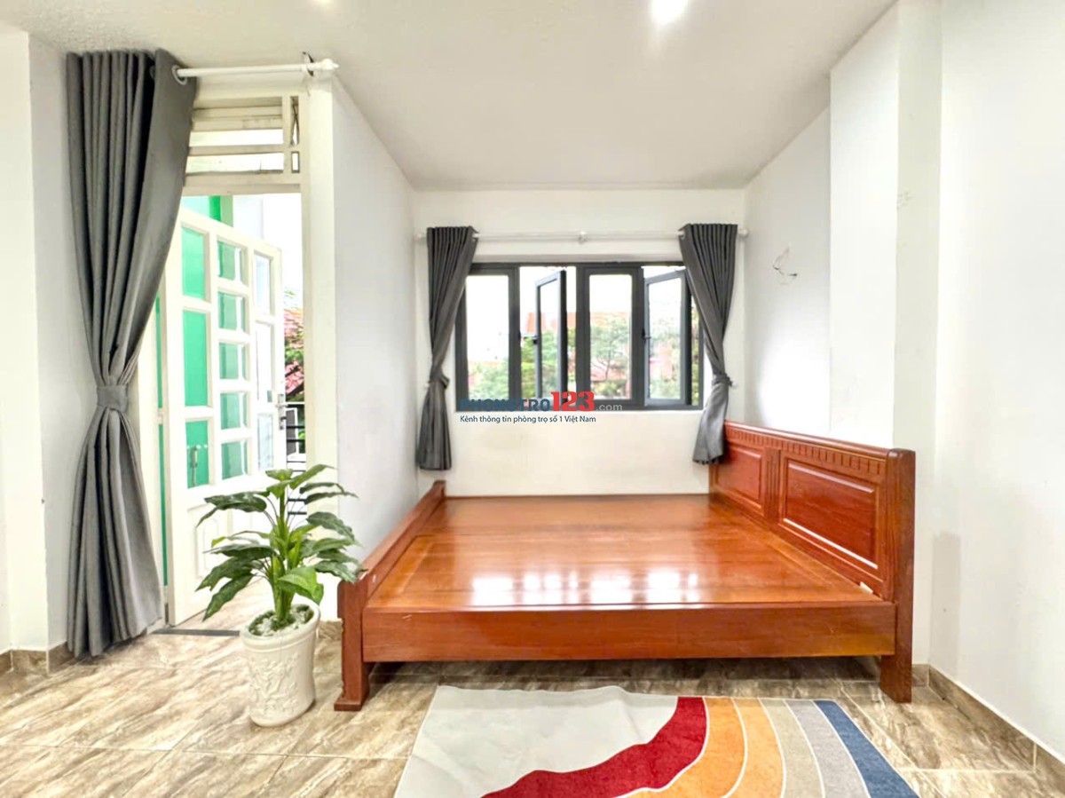 Phòng Ban Công Thoáng Mát Ngay Chợ Tân Sơn Nhất - Giá Hấp Dẫn