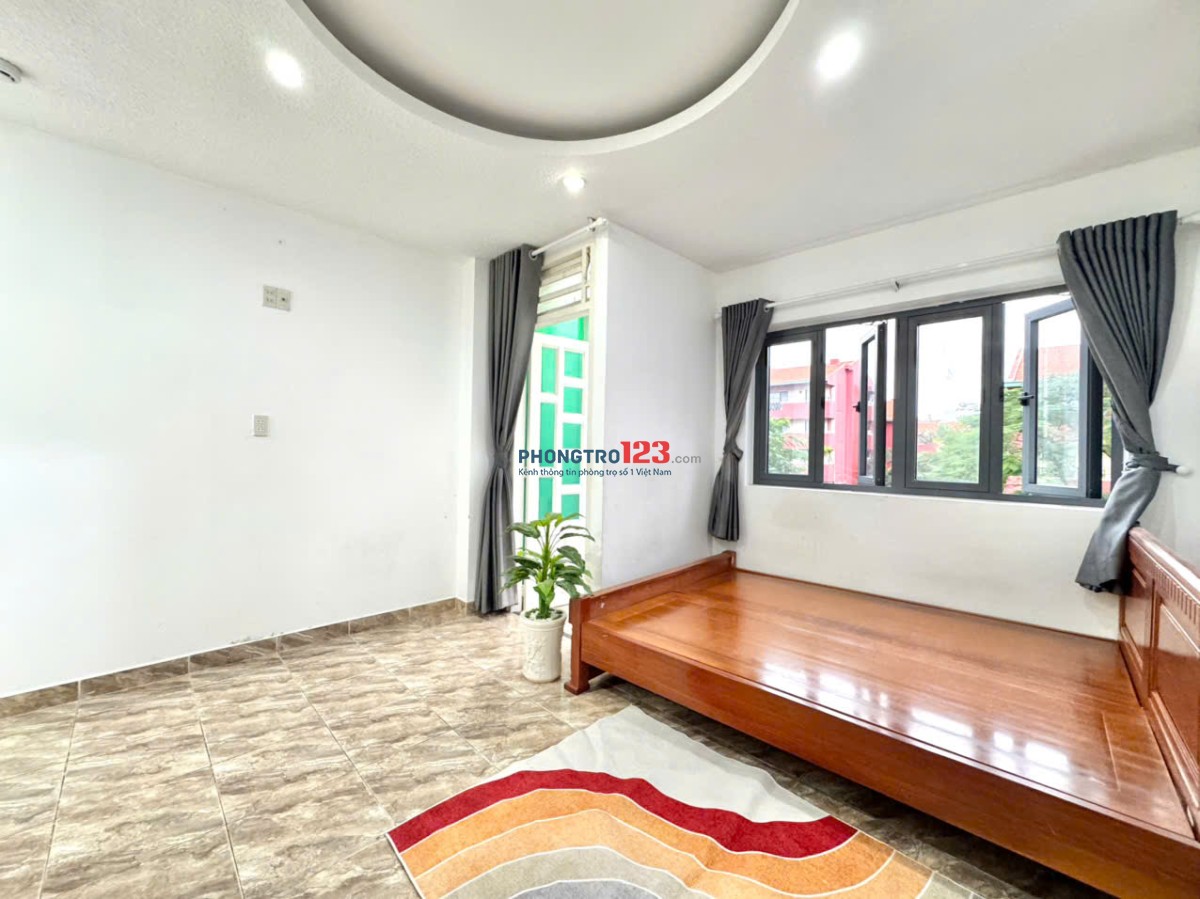 Phòng Ban Công Thoáng Mát Ngay Chợ Tân Sơn Nhất - Giá Hấp Dẫn