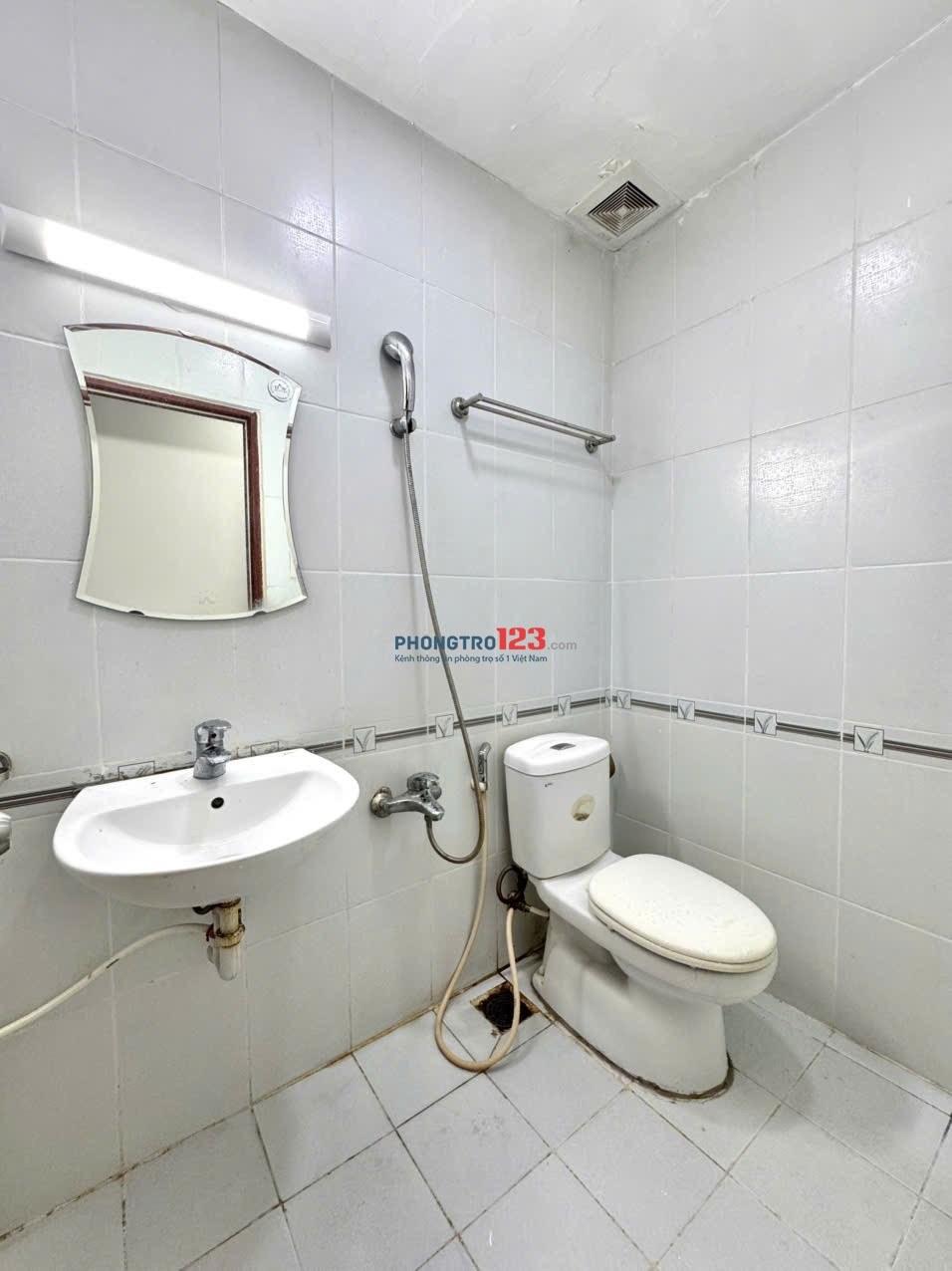 Phòng Ban Công Thoáng Mát Ngay Chợ Tân Sơn Nhất - Giá Hấp Dẫn