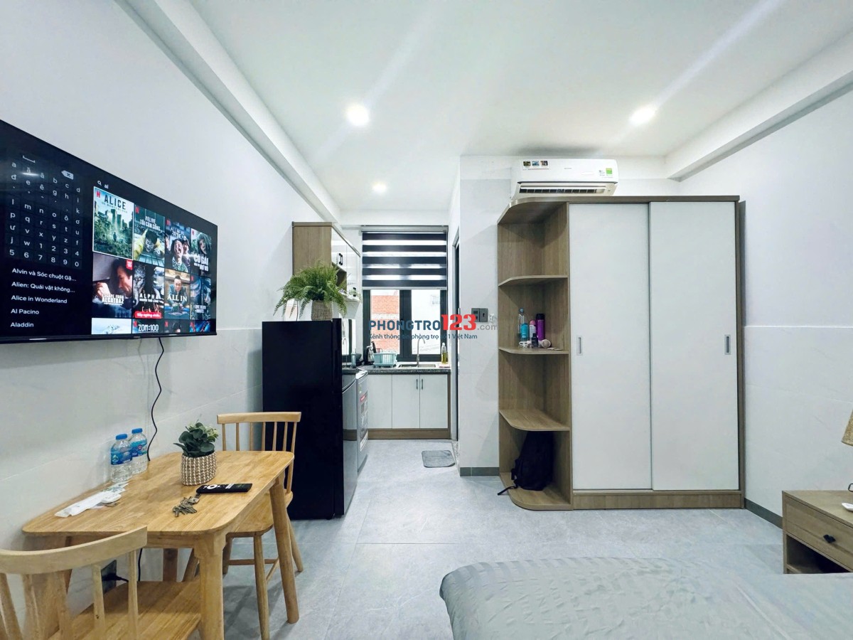 Cho Thuê Phòng Thang Máy - Cửa Sổ - Nhà Mới - Máy Giặt riêng - Ngay Hàng Xanh - ĐH Hutech - ĐH HIU