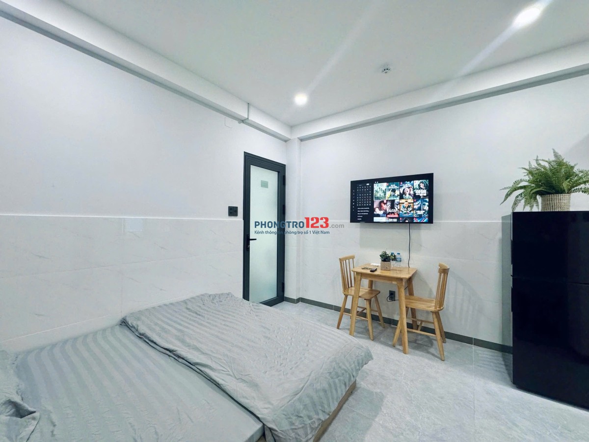 Cho Thuê Phòng Thang Máy - Cửa Sổ - Nhà Mới - Máy Giặt riêng - Ngay Hàng Xanh - ĐH Hutech - ĐH HIU