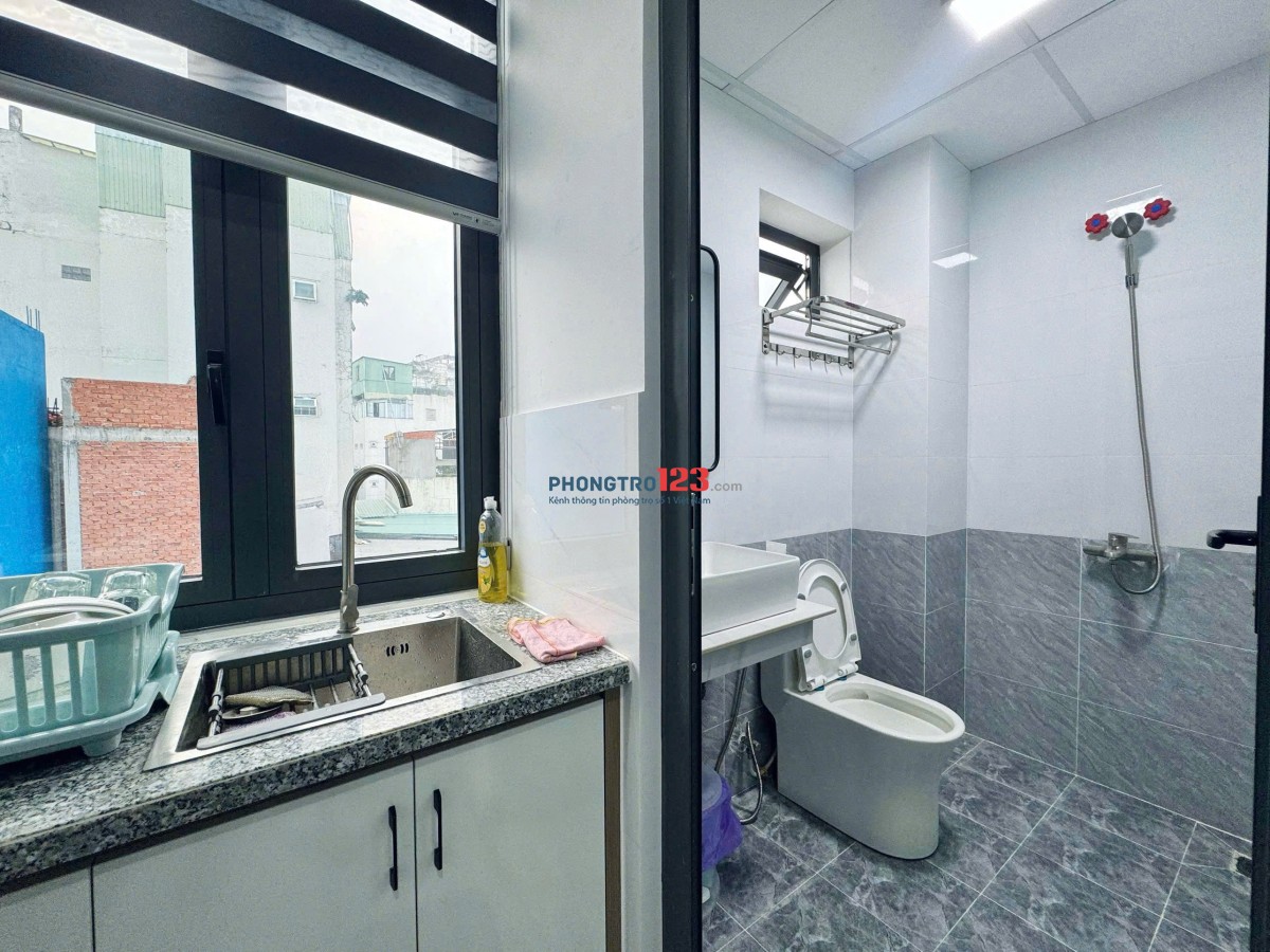 Cho Thuê Phòng Thang Máy - Cửa Sổ - Nhà Mới - Máy Giặt riêng - Ngay Hàng Xanh - ĐH Hutech - ĐH HIU