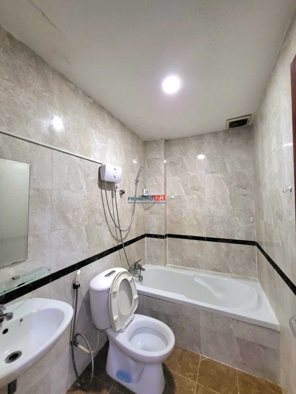 Phòng cho thuê phòng trọ cạnh Cầu Ba Son, Quận 1 – Full nội thất