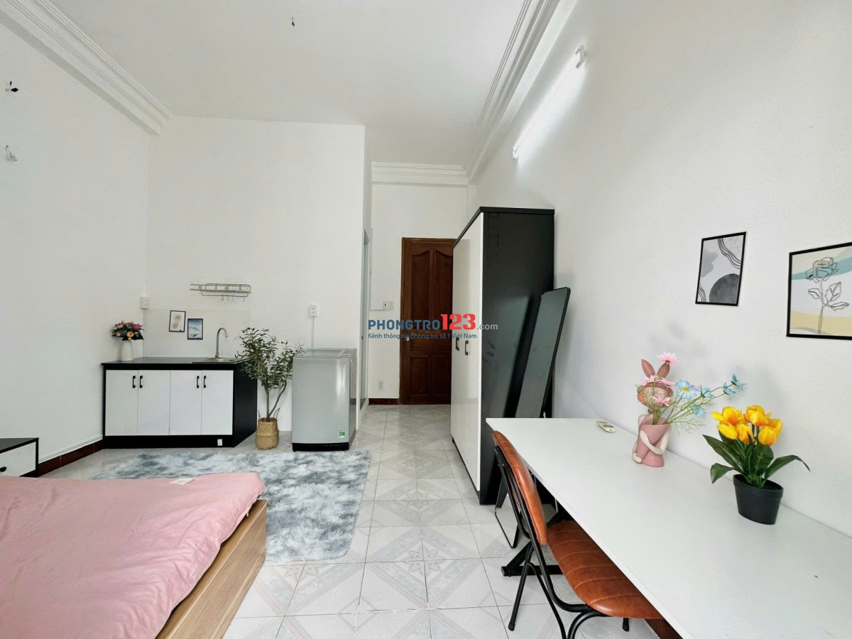 CHO THUÊ CĂN HỘ BAN CÔNG MÁY GIẶT RIÊNG - GẦN CHỢ BÀ CHIỄU, HÀNG XANH - GIÁP Q1 PHÚ NHUẬN