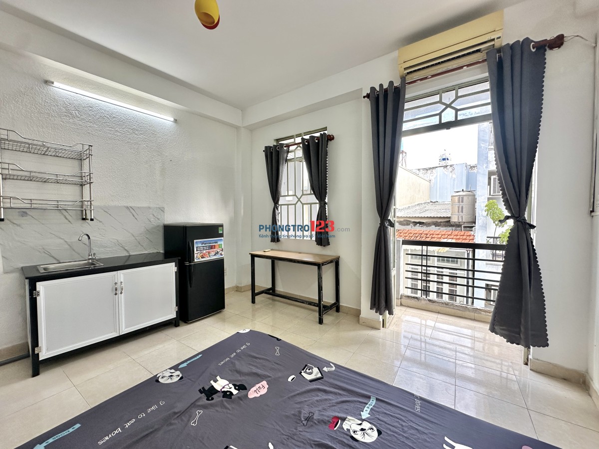 Phòng ban công trống sẵn cho thuê full nội thất ngay ngã tư Phú Nhuận