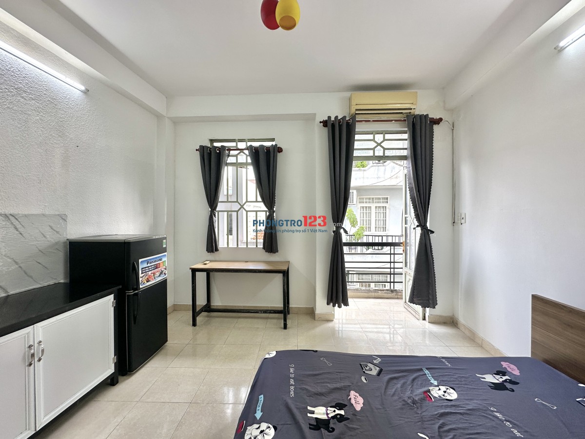 Phòng ban công trống sẵn cho thuê full nội thất ngay ngã tư Phú Nhuận