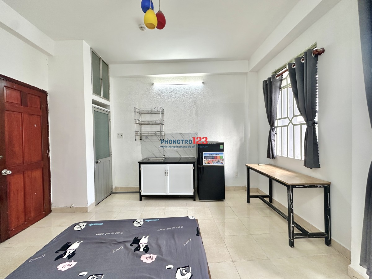 Phòng ban công trống sẵn cho thuê full nội thất ngay ngã tư Phú Nhuận