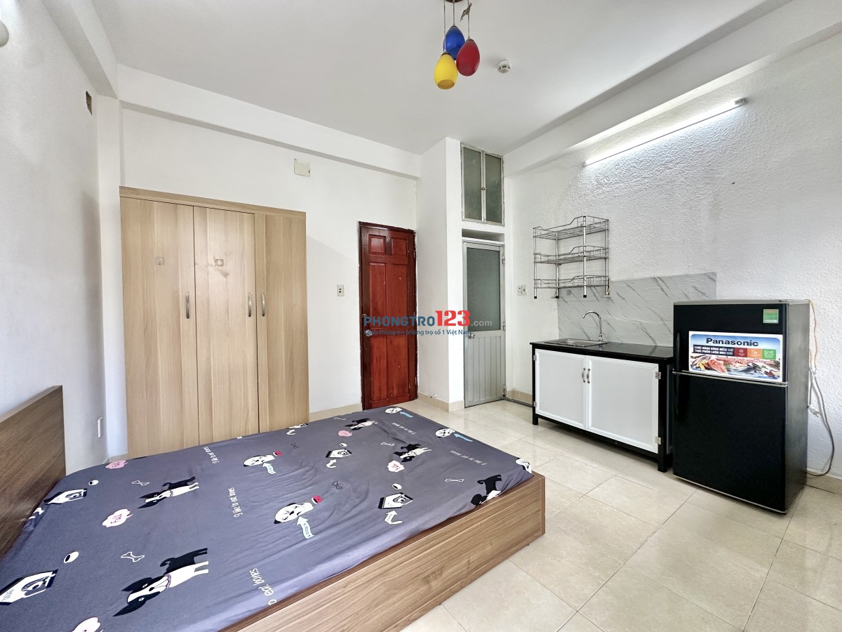 Phòng ban công trống sẵn cho thuê full nội thất ngay ngã tư Phú Nhuận