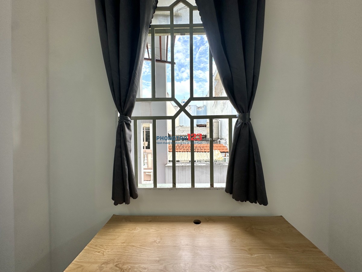 Phòng ban công trống sẵn cho thuê full nội thất ngay ngã tư Phú Nhuận