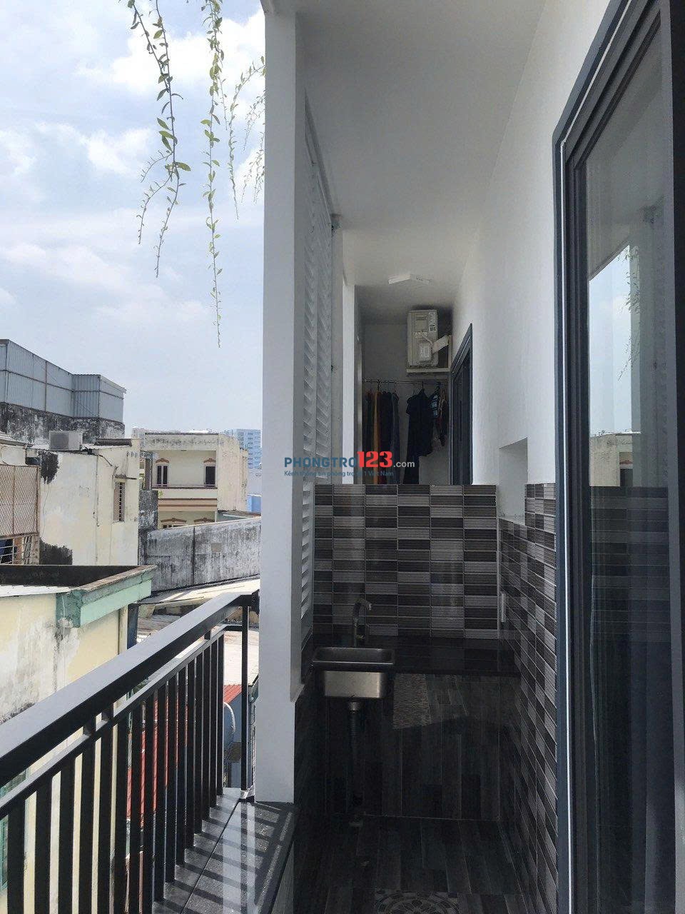 Cho thê phòng trọ ban công máy giặt riêng, gần đường Trường Sa, Quận 3, gần cầu Lê Văn Sỹ