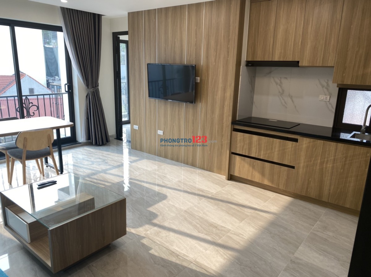 Căn hộ 1k1n với ban công, sân thượng view hồ full nội thất tai Lạc Long Quân Tây Hồ