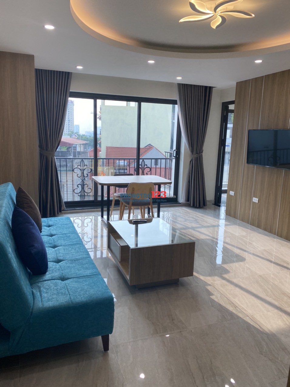 Căn hộ 1k1n với ban công, sân thượng view hồ full nội thất tai Lạc Long Quân Tây Hồ