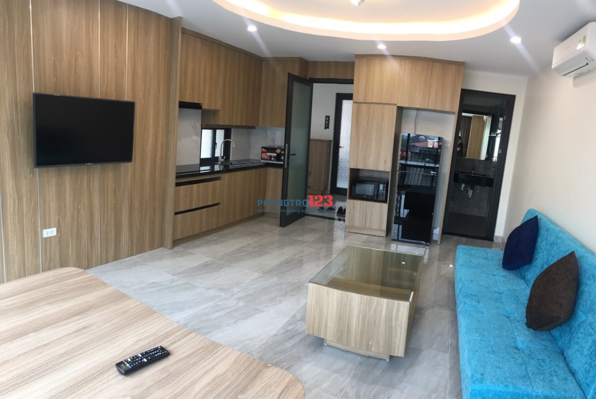 Căn hộ 1k1n với ban công, sân thượng view hồ full nội thất tai Lạc Long Quân Tây Hồ