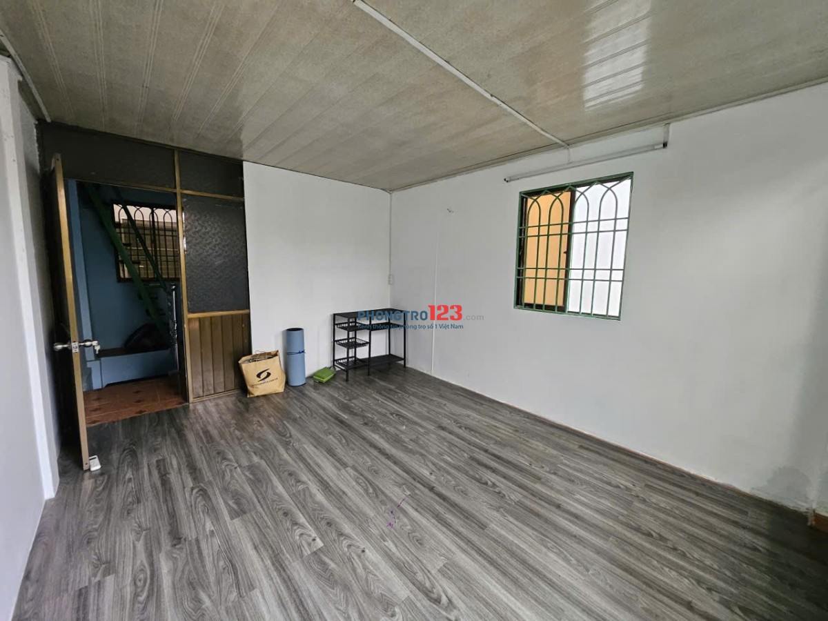 Cho thuê tầng 1 mặt tiền đường Nguyễn Văn Cừ, Phường 2, Quận 5