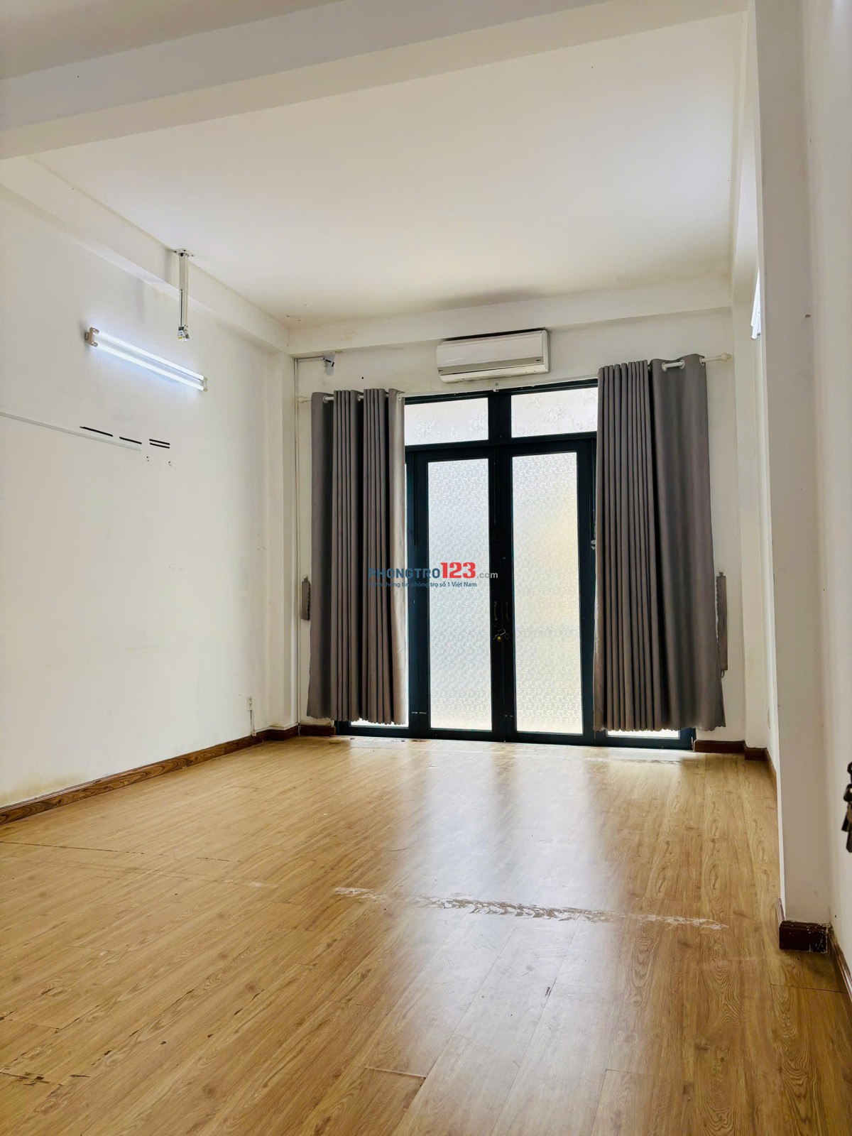 Cho thuê Văn Phòng rộng 38 - 40m2, mặt tiền đường Bàu Cát 6