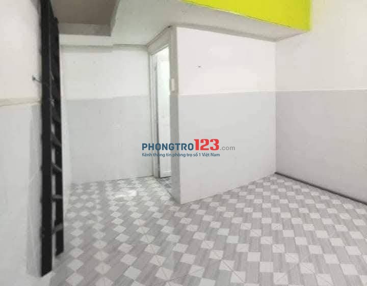 Phòng có gác lửng, tolet riêng, cửa sổ tầng trệt thông thoáng, không ngâp nước, có sân để xe