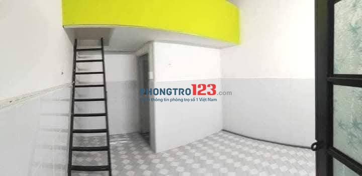 Phòng có gác lửng, tolet riêng, cửa sổ tầng trệt thông thoáng, không ngâp nước, có sân để xe