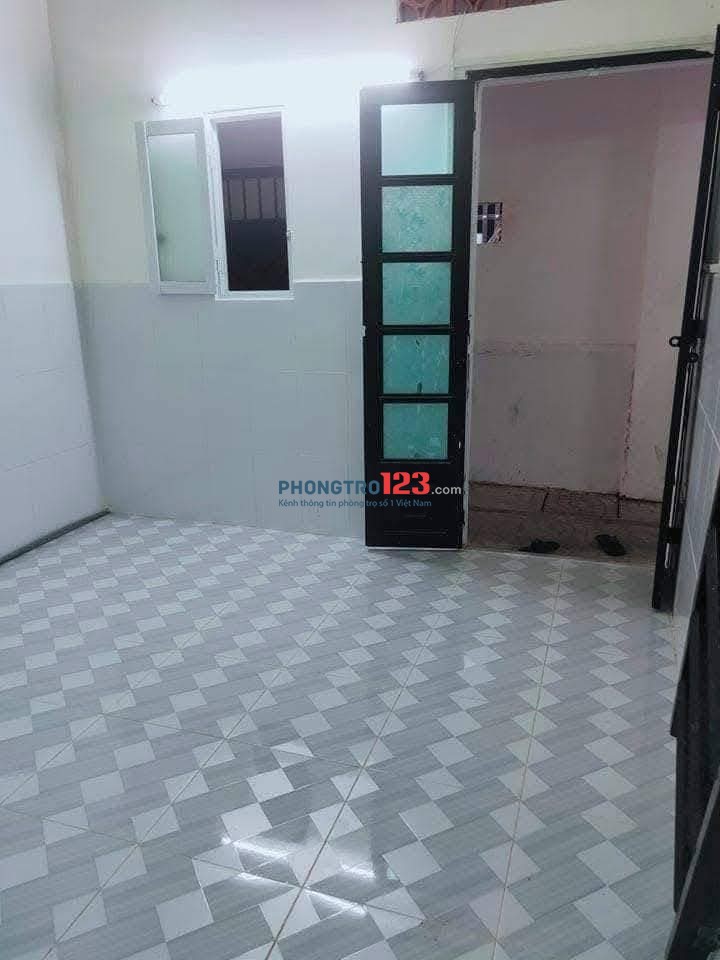 Phòng có gác lửng, tolet riêng, cửa sổ tầng trệt thông thoáng, không ngâp nước, có sân để xe