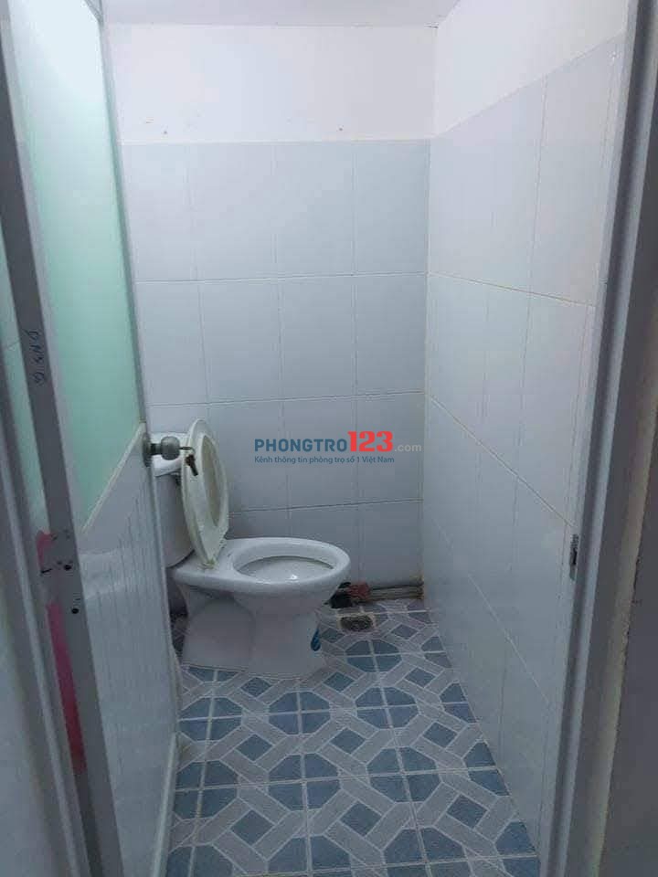 Phòng có gác lửng, tolet riêng, cửa sổ tầng trệt thông thoáng, không ngâp nước, có sân để xe