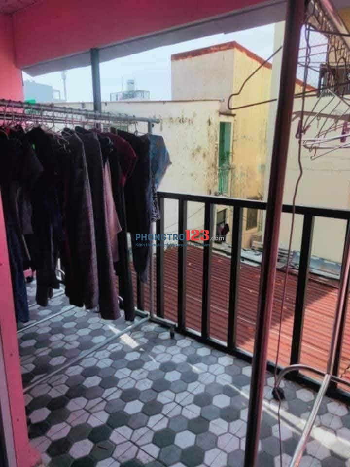 Phòng có gác lửng, tolet riêng, cửa sổ tầng trệt thông thoáng, không ngâp nước, có sân để xe