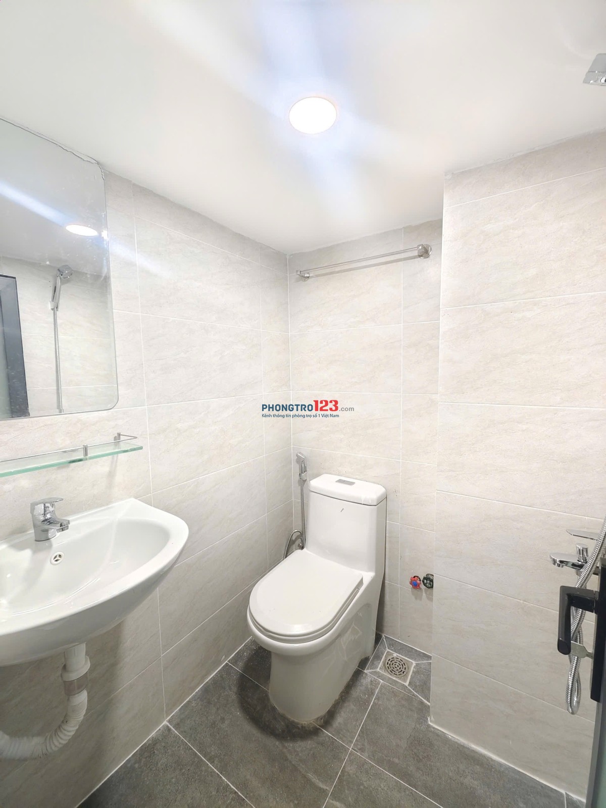 Cho thuê phòng có gác cao, ban công Bình Thạnh gần chợ Bà Chiểu, Văn Lang, HVCB, Nơ Trang Long