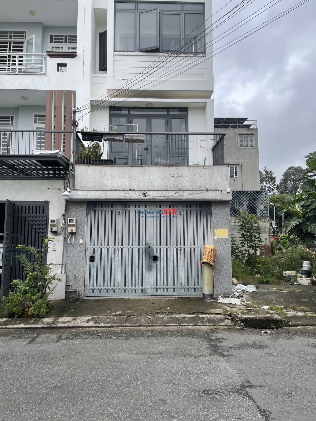 Phòng lầu 1 trong khu dân cư an Sương ở và làm văn phòng, an ninh. yên tĩnh, đường lớn