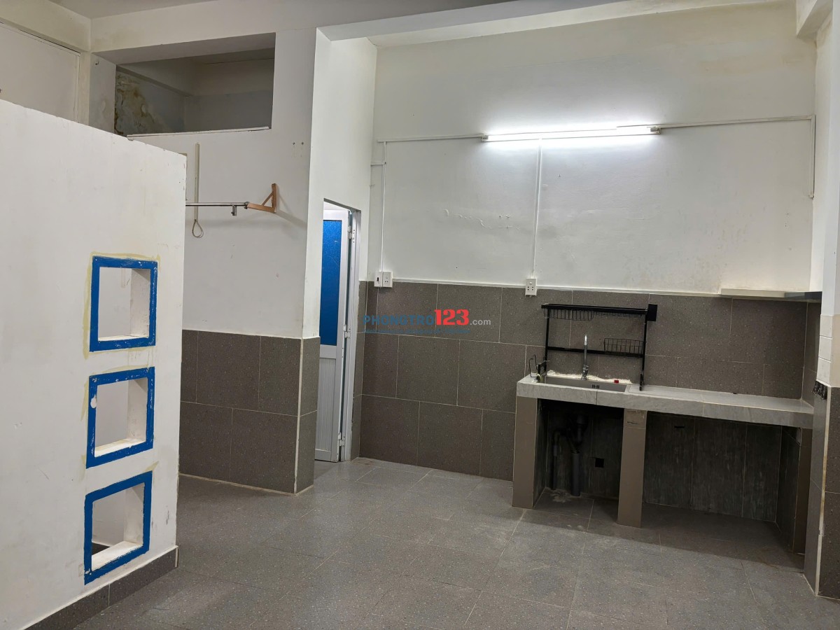 Cho thuê phòng trọ quận 4, sát trường học, chợ, Phường 4, Quận 4. Diện tích 22m2.