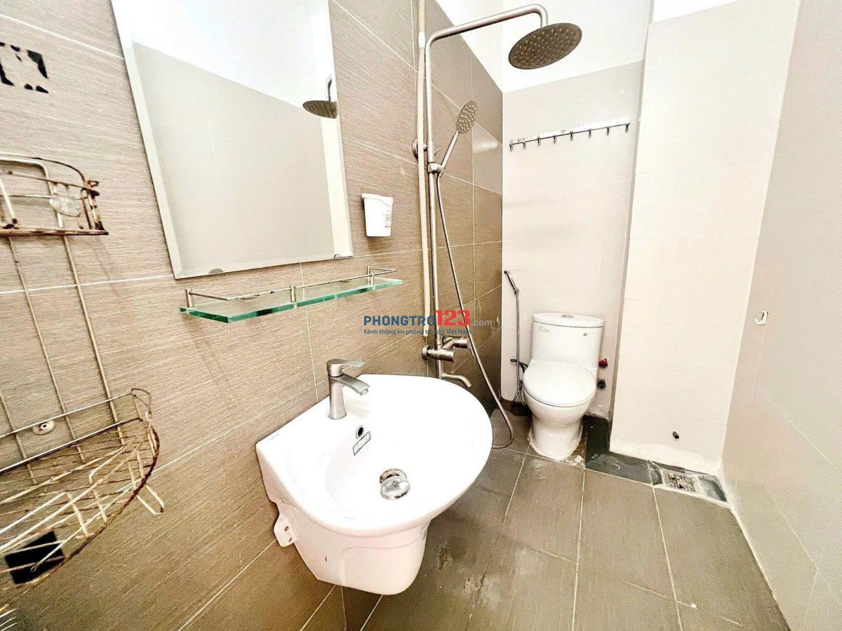 Cho thuê phòng có ban công gần Học Viện Hàng Không,chung cư Etown