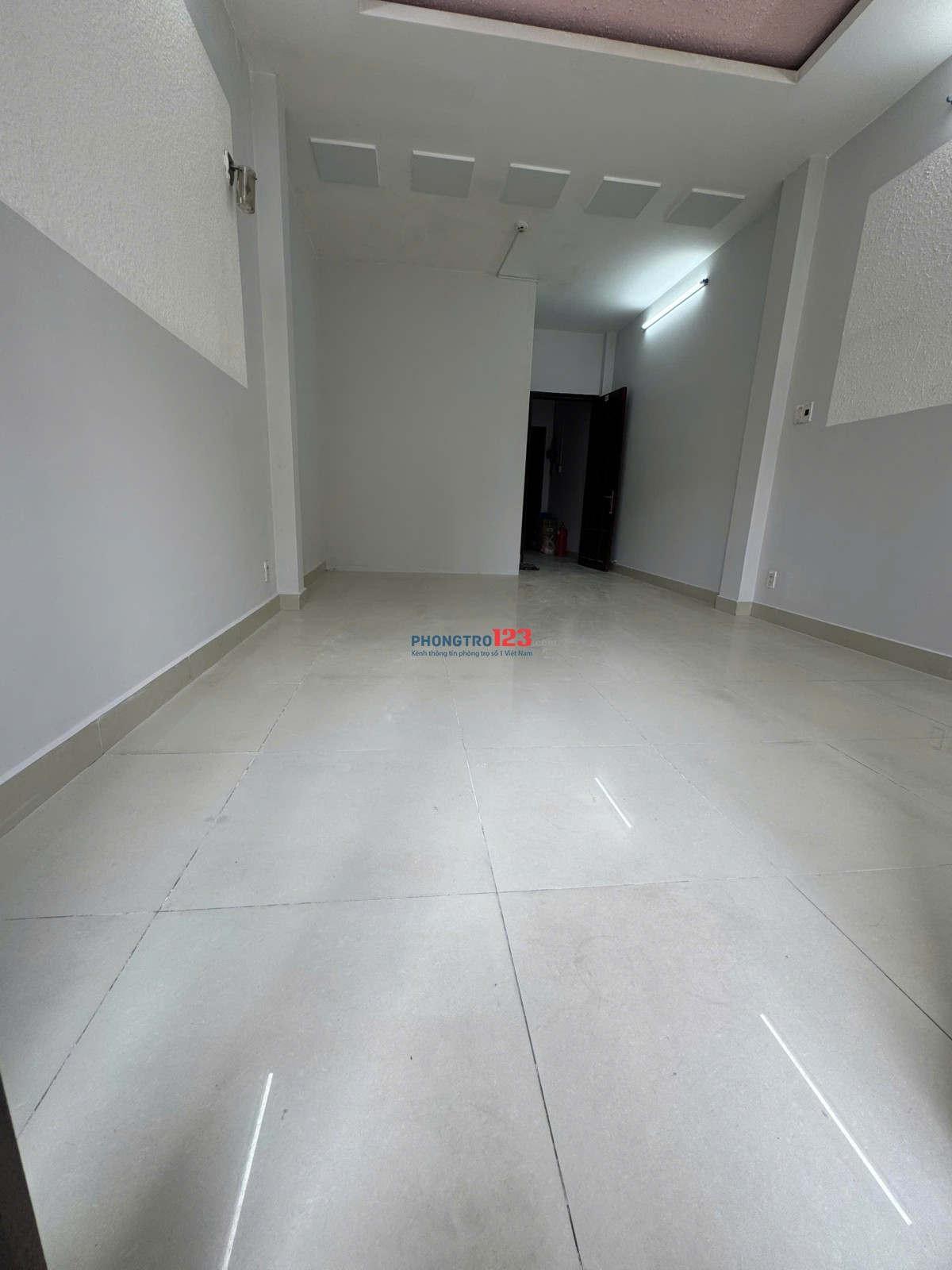 Phòng ban công cửa sổ lớn Tôn Thất Thuyết Q4