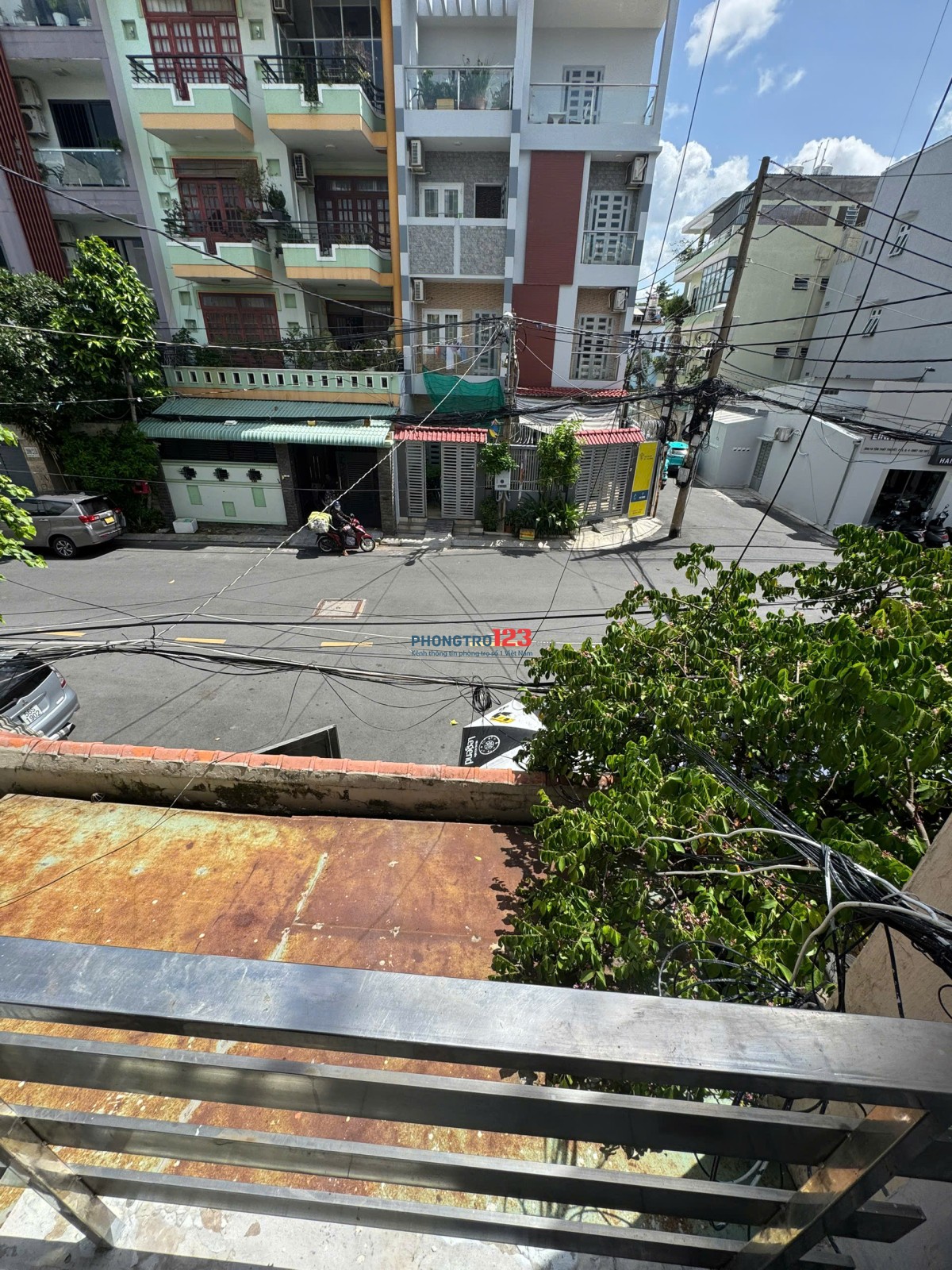 Phòng ban công cửa sổ lớn Tôn Thất Thuyết Q4