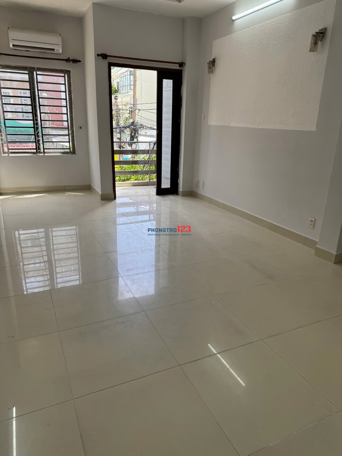 Phòng ban công cửa sổ lớn Tôn Thất Thuyết Q4