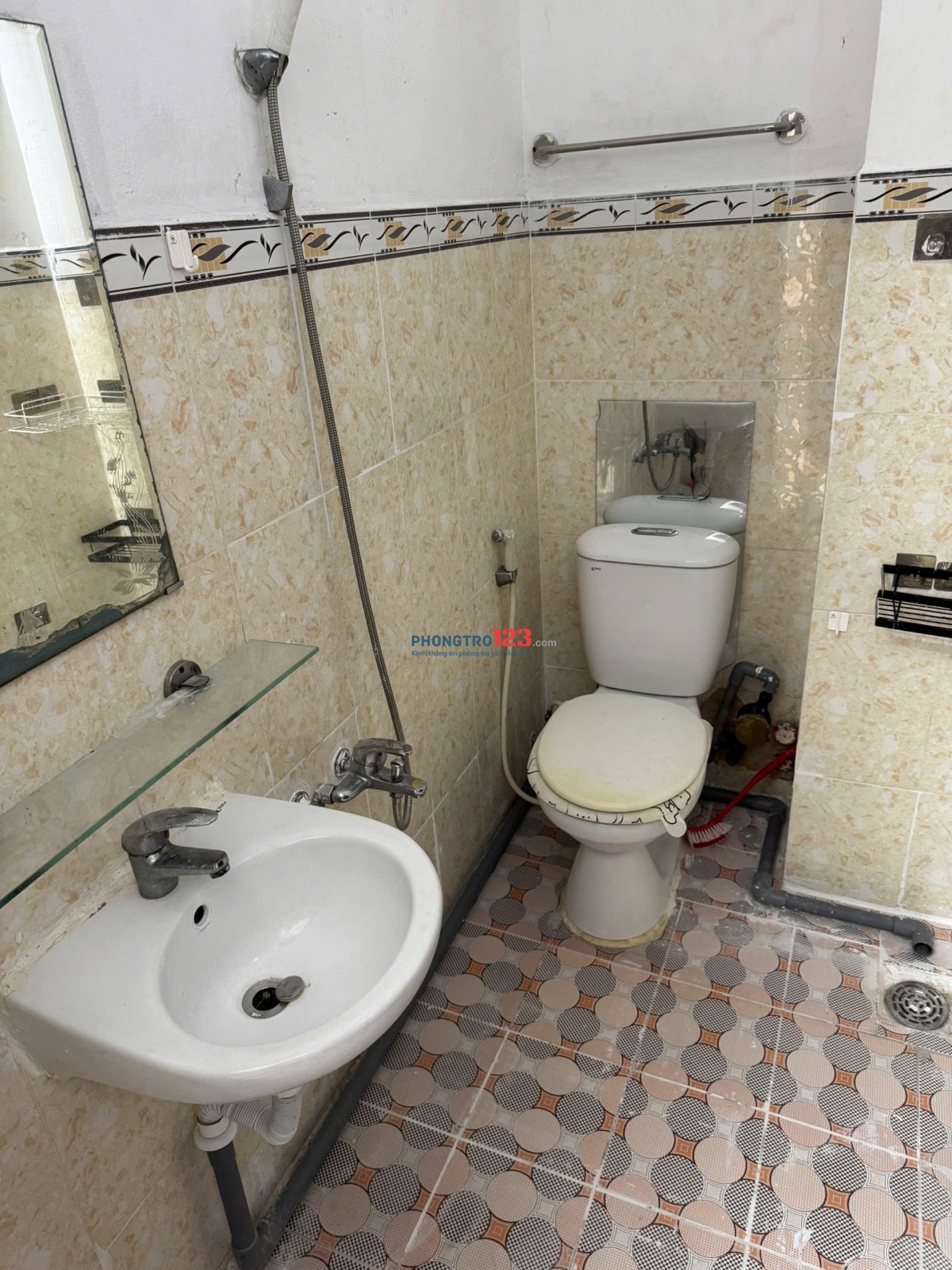 Phòng ban công cửa sổ lớn Tôn Thất Thuyết Q4