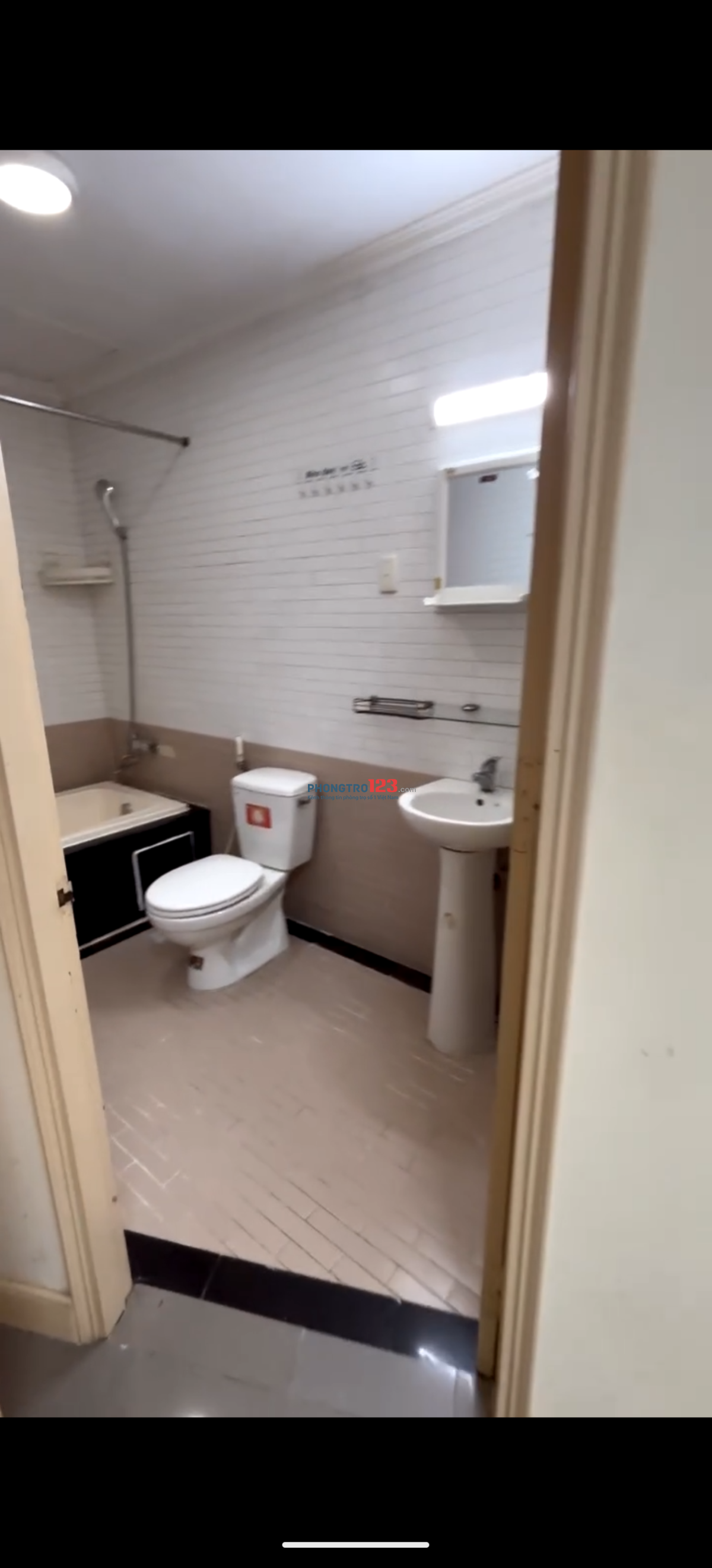 Cho thuê ChDV Phạm Viết Chánh Q1. Phòng rộng 5.5 tr. Tách bến tiện nghi. Có bồn tắm.