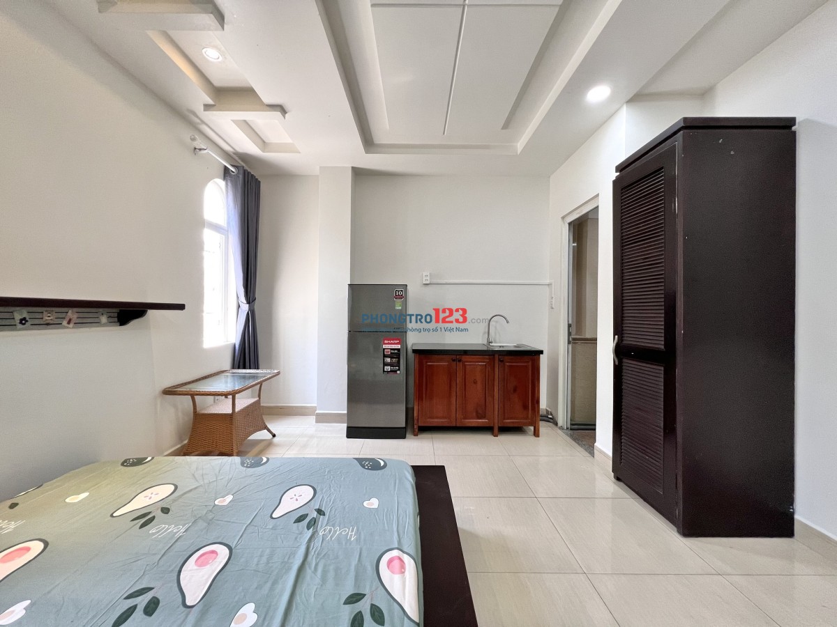 PHÒNG THOÁNG SÁNG NGAY CHỢ LÝ PHỤC MAN - MẶT TIỀN ĐƯỜNG LỚN - FULL NỘI THẤT