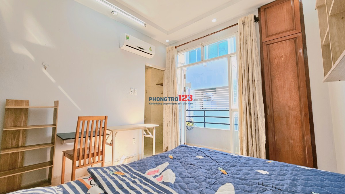 Phòng full nội thất cao cấp, ban công to, ngay Hàng Xanh, Bình Thạnh
