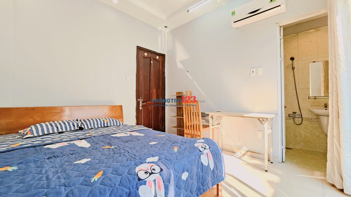 Phòng full nội thất cao cấp, ban công to, ngay Hàng Xanh, Bình Thạnh