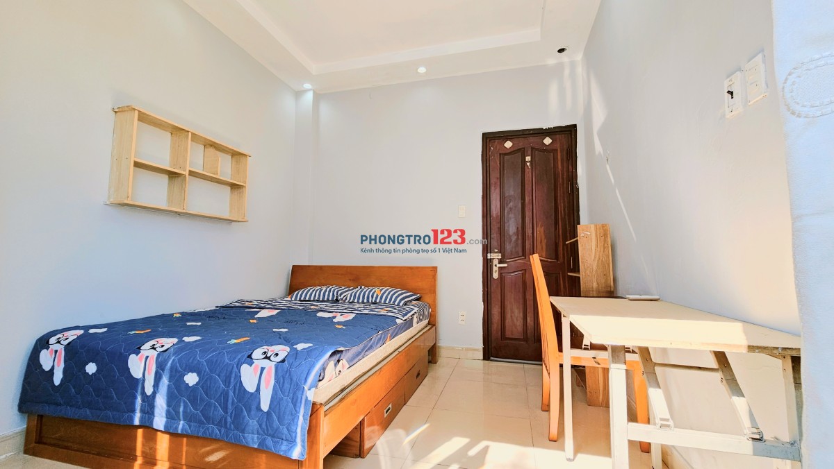 Phòng full nội thất cao cấp, ban công to, ngay Hàng Xanh, Bình Thạnh