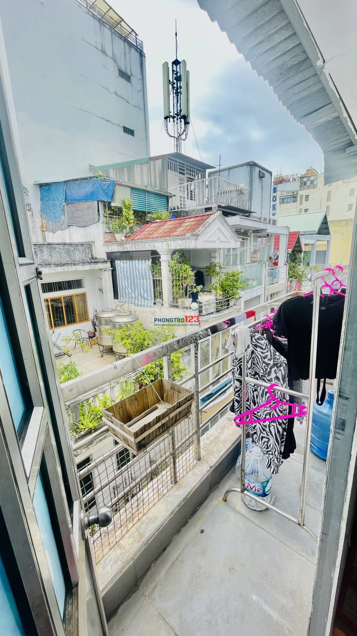 Cho Thuê Phòng Q3,lầu 4.rộng rãi thoải mái.cửa sổ ban công.nội thất.tolet riêng.3tr3