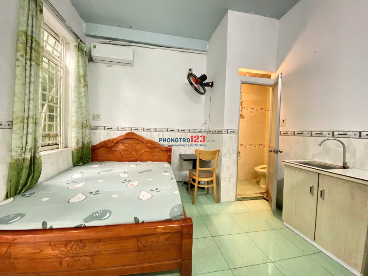 Ban công thoáng mát, đầy đủ tiện nghi giá rẻ