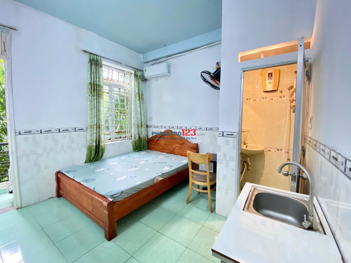 Ban công thoáng mát, đầy đủ tiện nghi giá rẻ