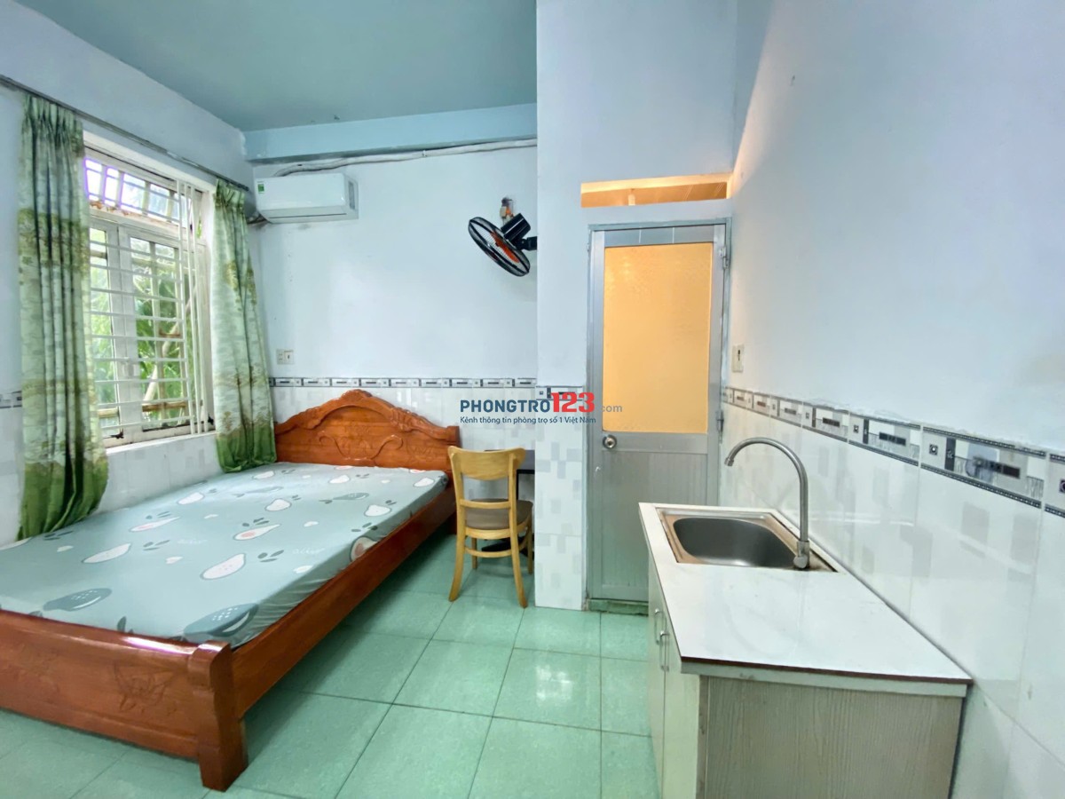 Ban công thoáng mát, đầy đủ tiện nghi giá rẻ