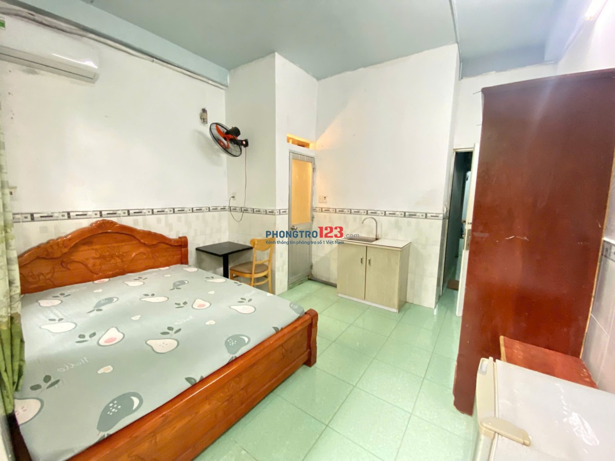 Ban công thoáng mát, đầy đủ tiện nghi giá rẻ