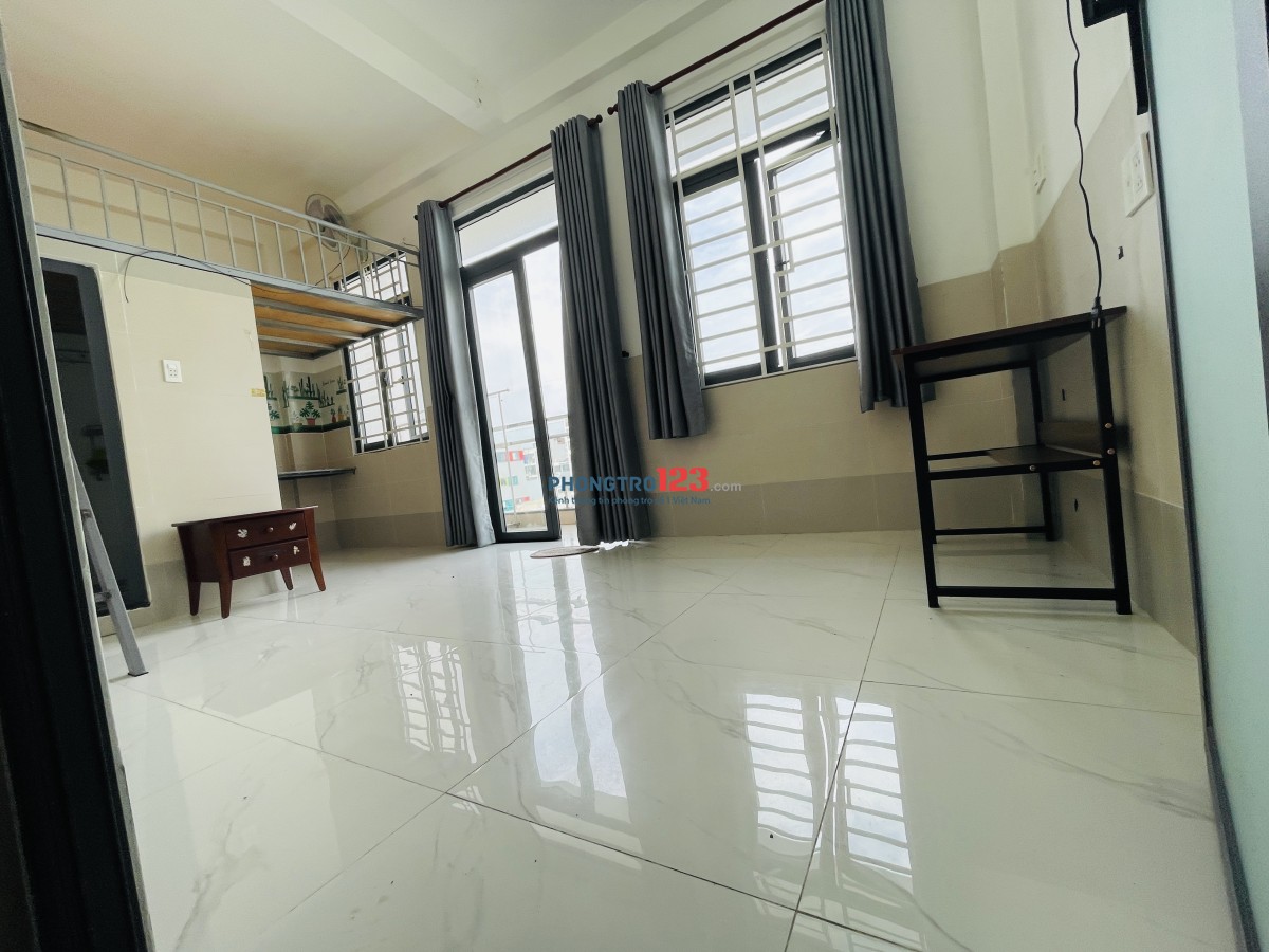 Phòng ban công Duplex gác rộng thoáng full nội thất