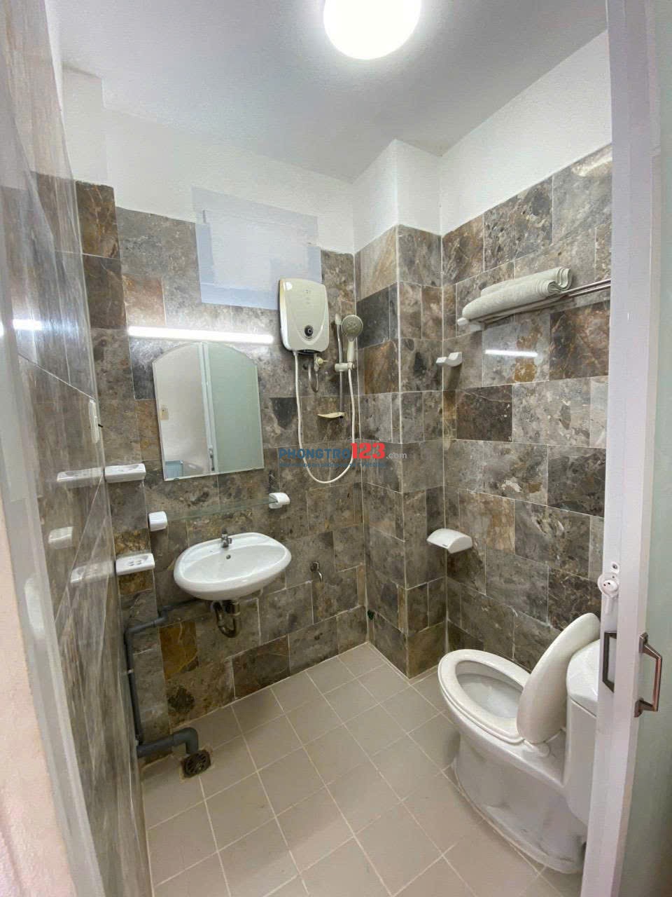 CHDV giá tốt Q1. Full nội thất. Sạch sẽ. Giá 5.1 Triệu có cửa sổ thoáng. Ban công thoáng phía sau.